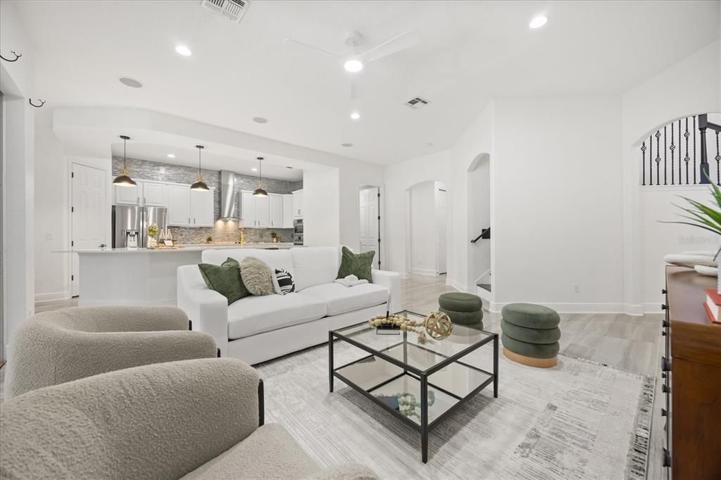 合同活跃: $1,150,000 (5 贝兹, 3 浴室, 3835 平方英尺)