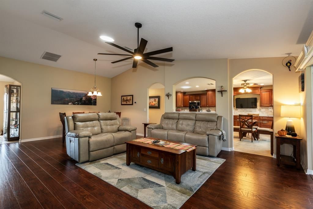 Activo con contrato: $365,000 (3 camas, 2 baños, 1818 Pies cuadrados)