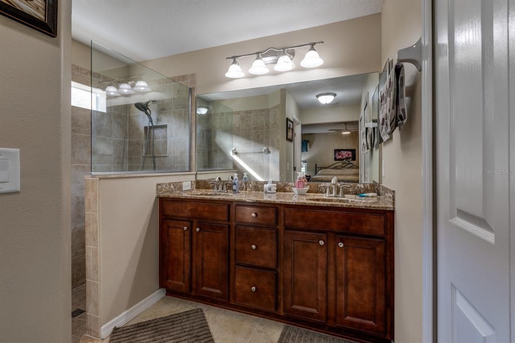 Activo con contrato: $365,000 (3 camas, 2 baños, 1818 Pies cuadrados)