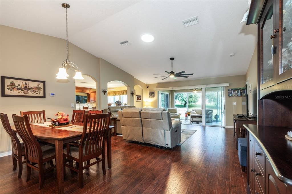 Activo con contrato: $365,000 (3 camas, 2 baños, 1818 Pies cuadrados)