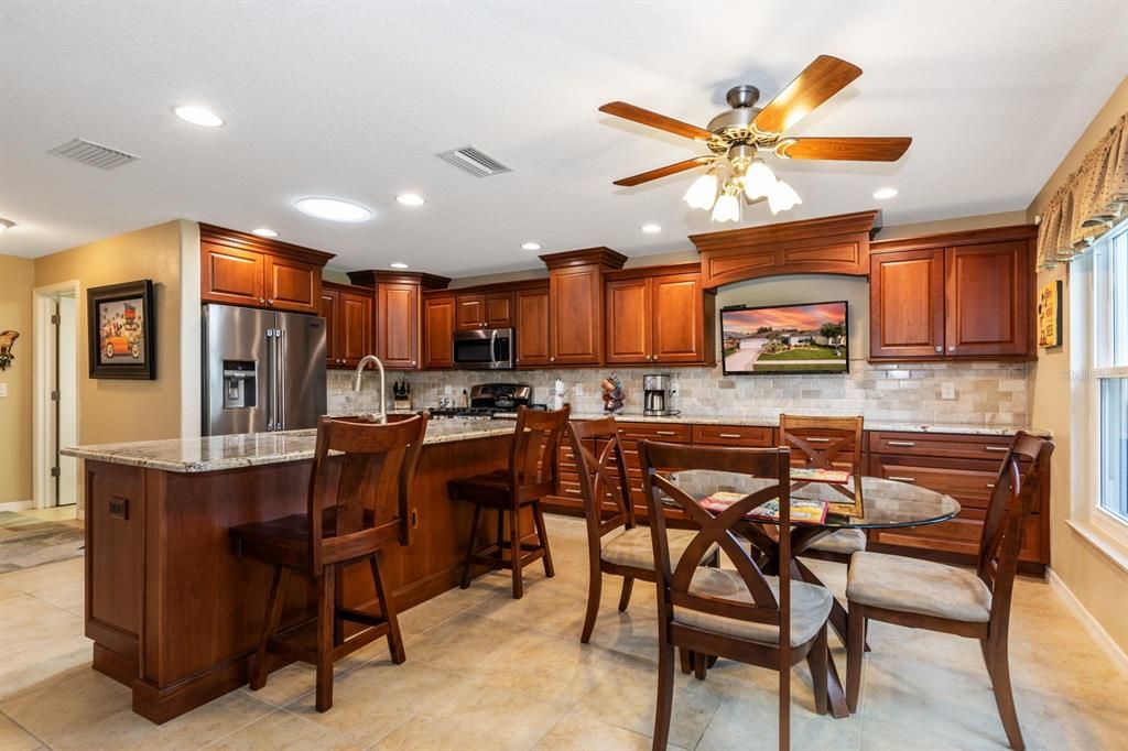 Activo con contrato: $365,000 (3 camas, 2 baños, 1818 Pies cuadrados)