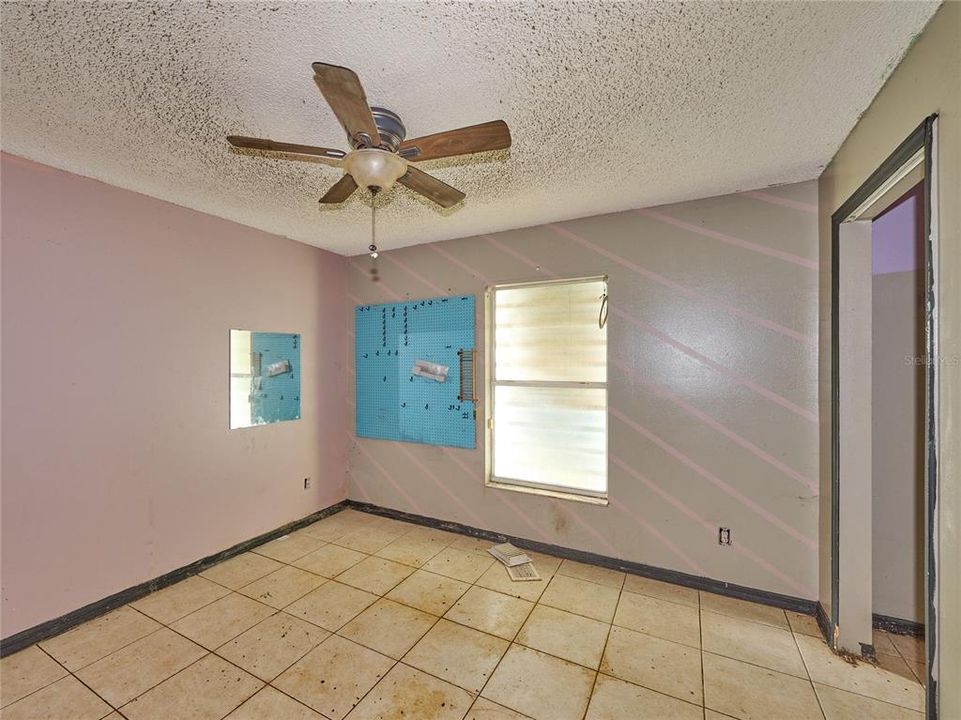 合同活跃: $215,000 (3 贝兹, 2 浴室, 1621 平方英尺)