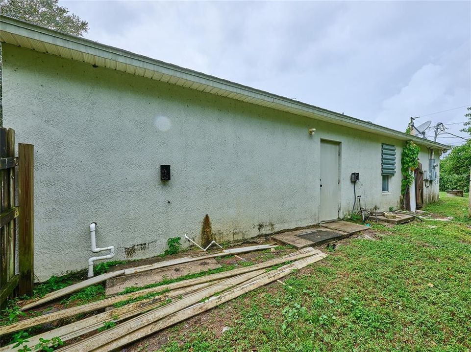 合同活跃: $215,000 (3 贝兹, 2 浴室, 1621 平方英尺)