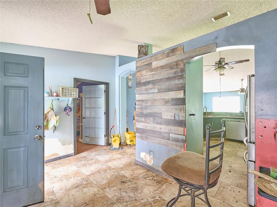 合同活跃: $215,000 (3 贝兹, 2 浴室, 1621 平方英尺)