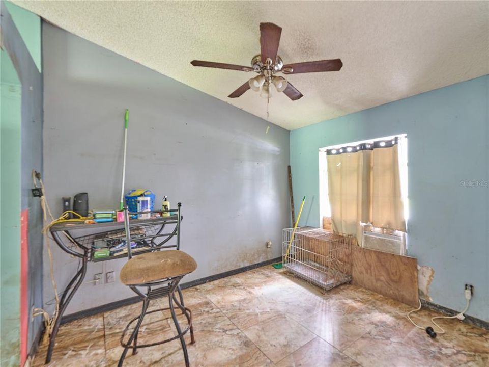 合同活跃: $215,000 (3 贝兹, 2 浴室, 1621 平方英尺)