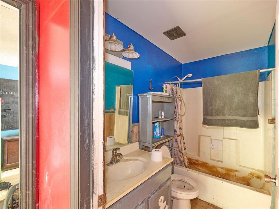 合同活跃: $215,000 (3 贝兹, 2 浴室, 1621 平方英尺)