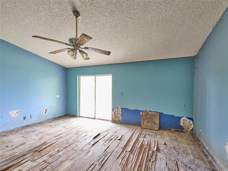 合同活跃: $215,000 (3 贝兹, 2 浴室, 1621 平方英尺)