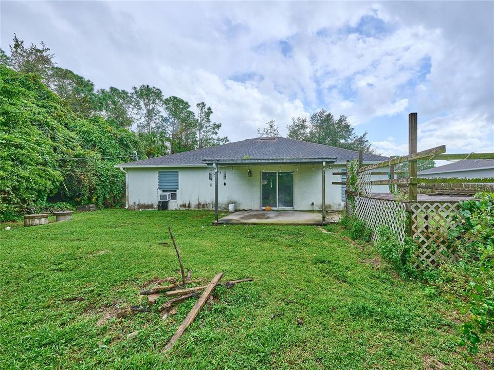 合同活跃: $215,000 (3 贝兹, 2 浴室, 1621 平方英尺)