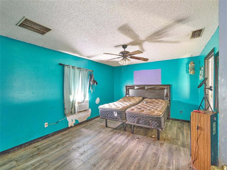 合同活跃: $215,000 (3 贝兹, 2 浴室, 1621 平方英尺)