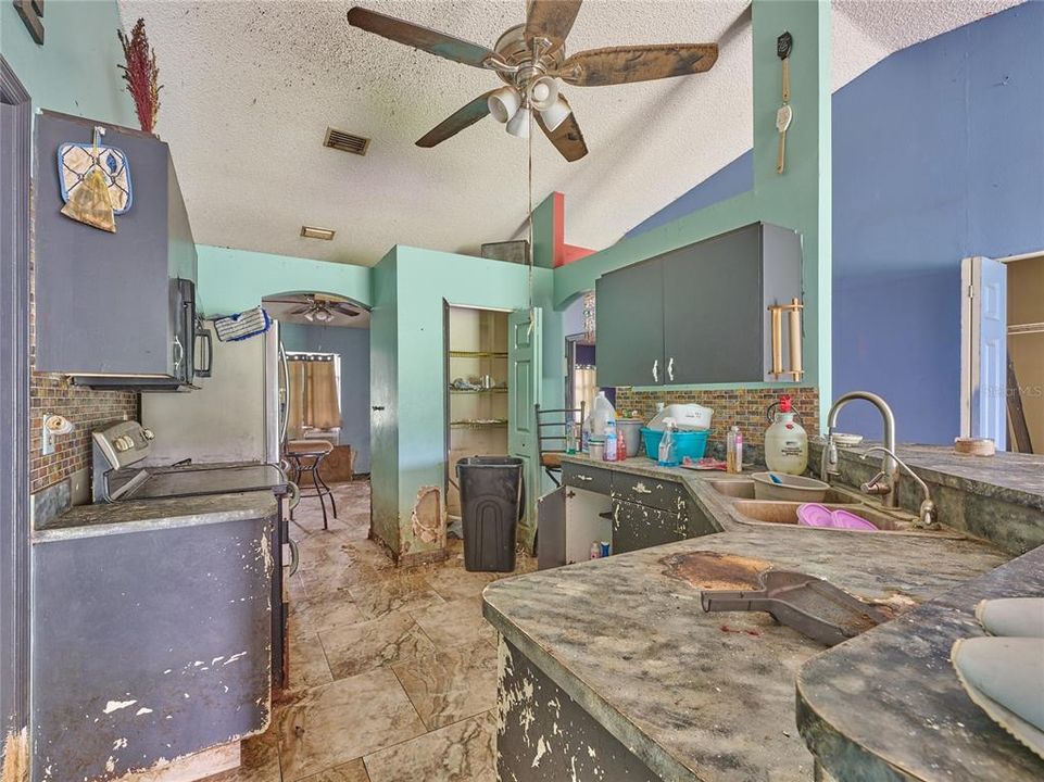 合同活跃: $215,000 (3 贝兹, 2 浴室, 1621 平方英尺)