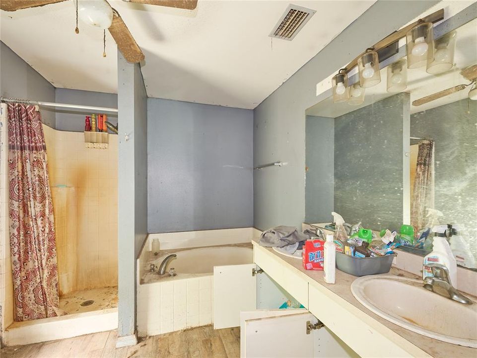 合同活跃: $215,000 (3 贝兹, 2 浴室, 1621 平方英尺)