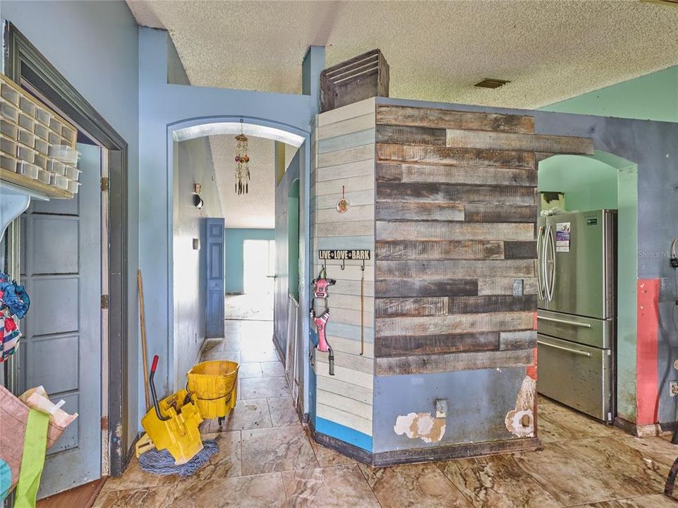 合同活跃: $215,000 (3 贝兹, 2 浴室, 1621 平方英尺)