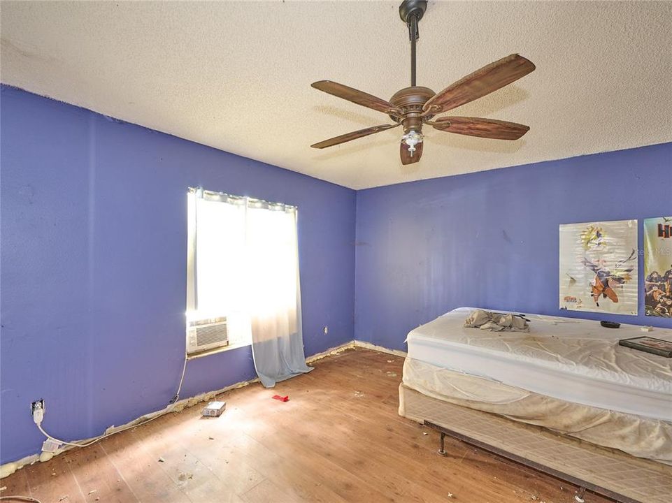 合同活跃: $215,000 (3 贝兹, 2 浴室, 1621 平方英尺)