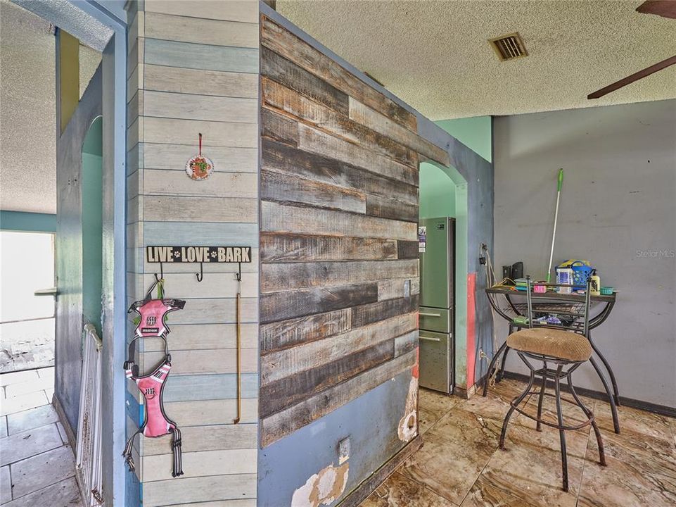 合同活跃: $215,000 (3 贝兹, 2 浴室, 1621 平方英尺)