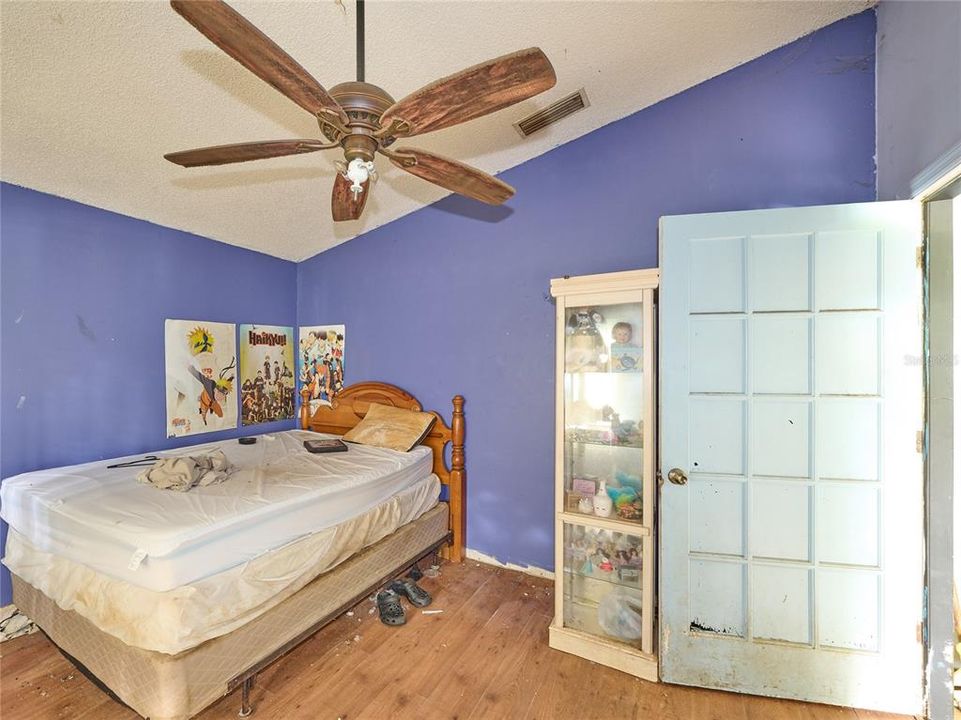 合同活跃: $215,000 (3 贝兹, 2 浴室, 1621 平方英尺)