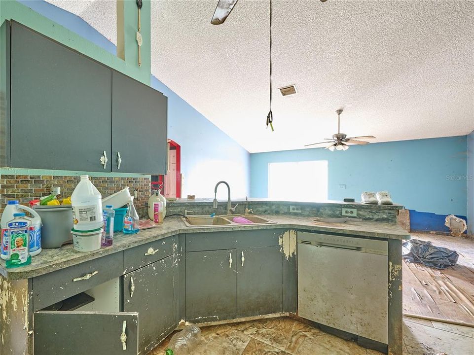 合同活跃: $215,000 (3 贝兹, 2 浴室, 1621 平方英尺)