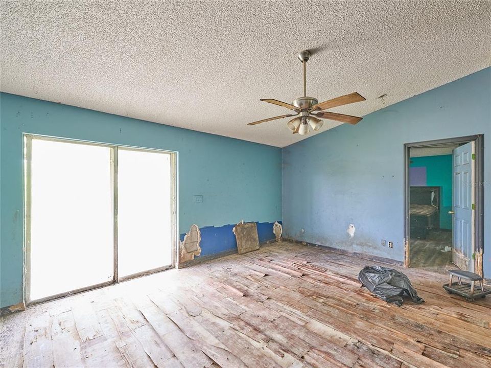 合同活跃: $215,000 (3 贝兹, 2 浴室, 1621 平方英尺)