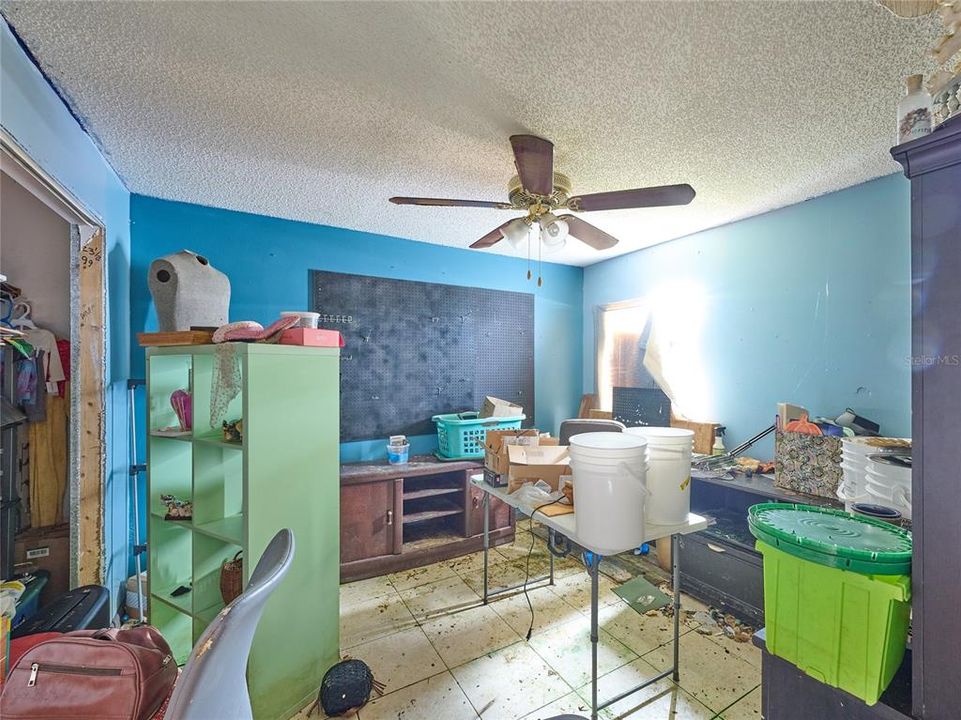 合同活跃: $215,000 (3 贝兹, 2 浴室, 1621 平方英尺)