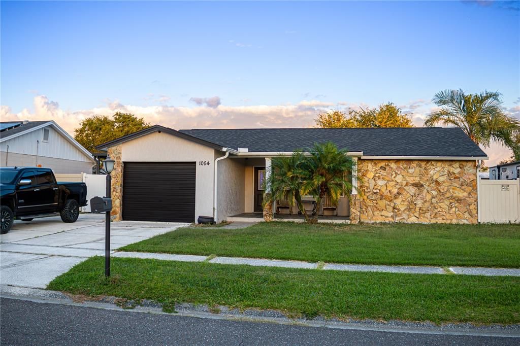 Active With Contract: $360,000 (3 beds, 2 baths, 1173 Square Feet)