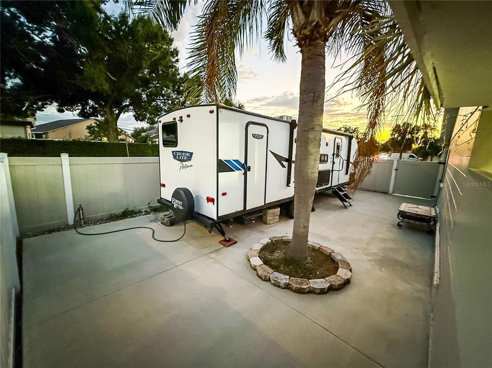 Active With Contract: $360,000 (3 beds, 2 baths, 1173 Square Feet)