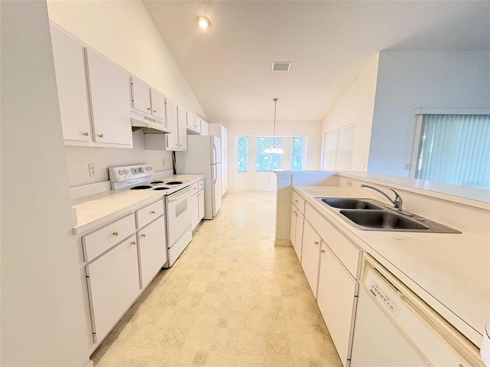 For Sale: $250,000 (2 beds, 2 baths, 1381 Square Feet)