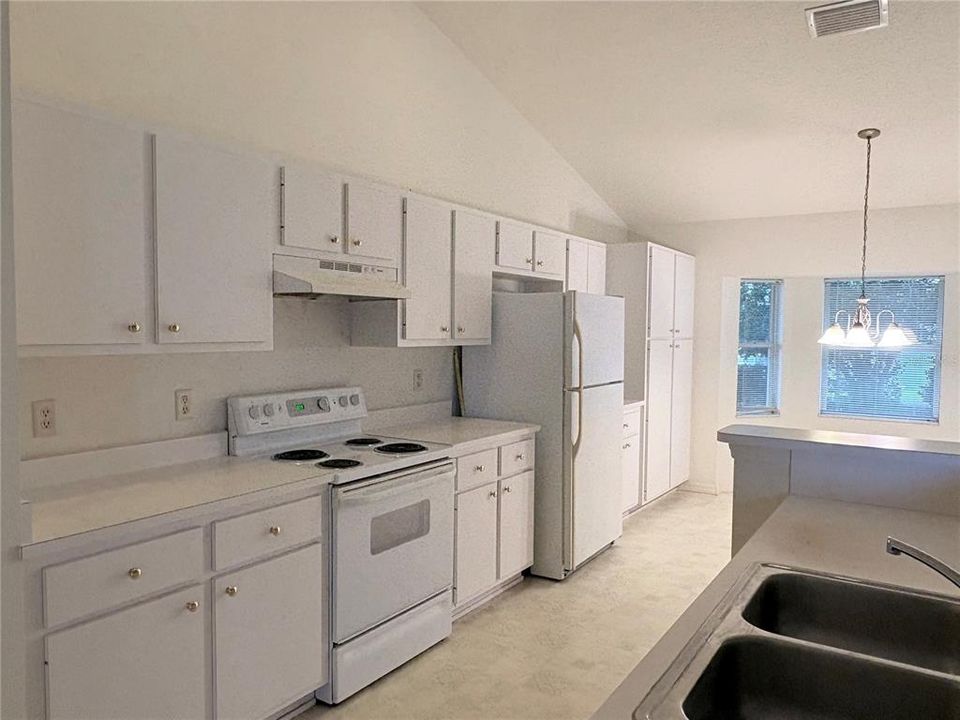 For Sale: $250,000 (2 beds, 2 baths, 1381 Square Feet)