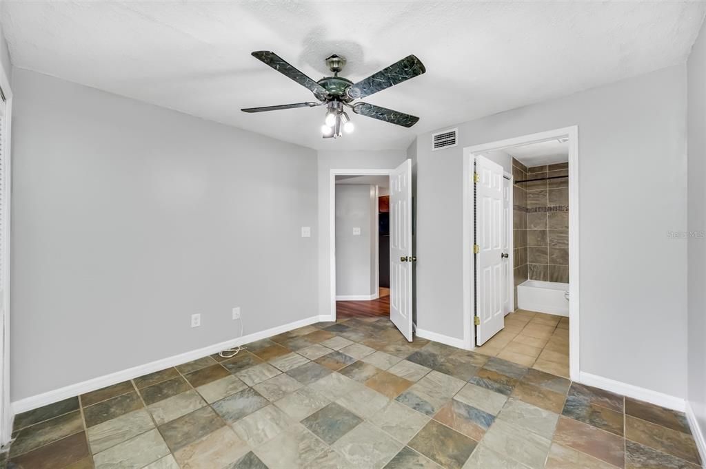 For Sale: $116,000 (1 beds, 1 baths, 581 Square Feet)