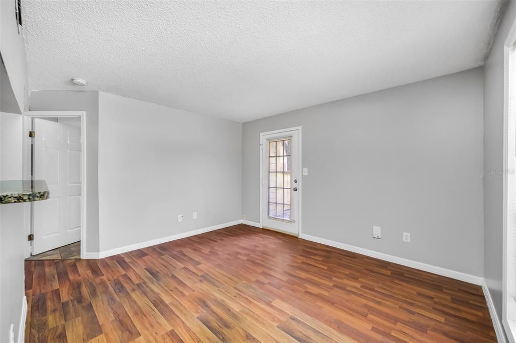 For Sale: $116,000 (1 beds, 1 baths, 581 Square Feet)