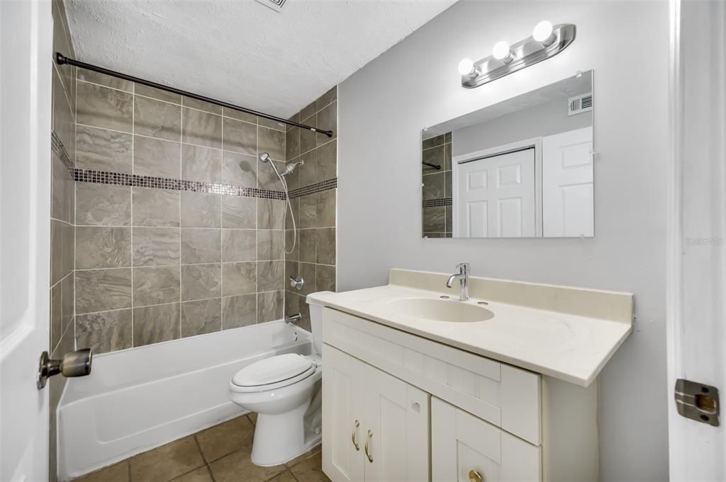 For Sale: $116,000 (1 beds, 1 baths, 581 Square Feet)