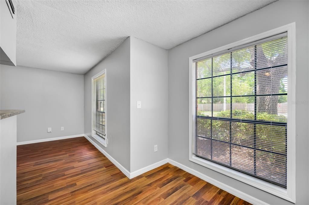 For Sale: $116,000 (1 beds, 1 baths, 581 Square Feet)