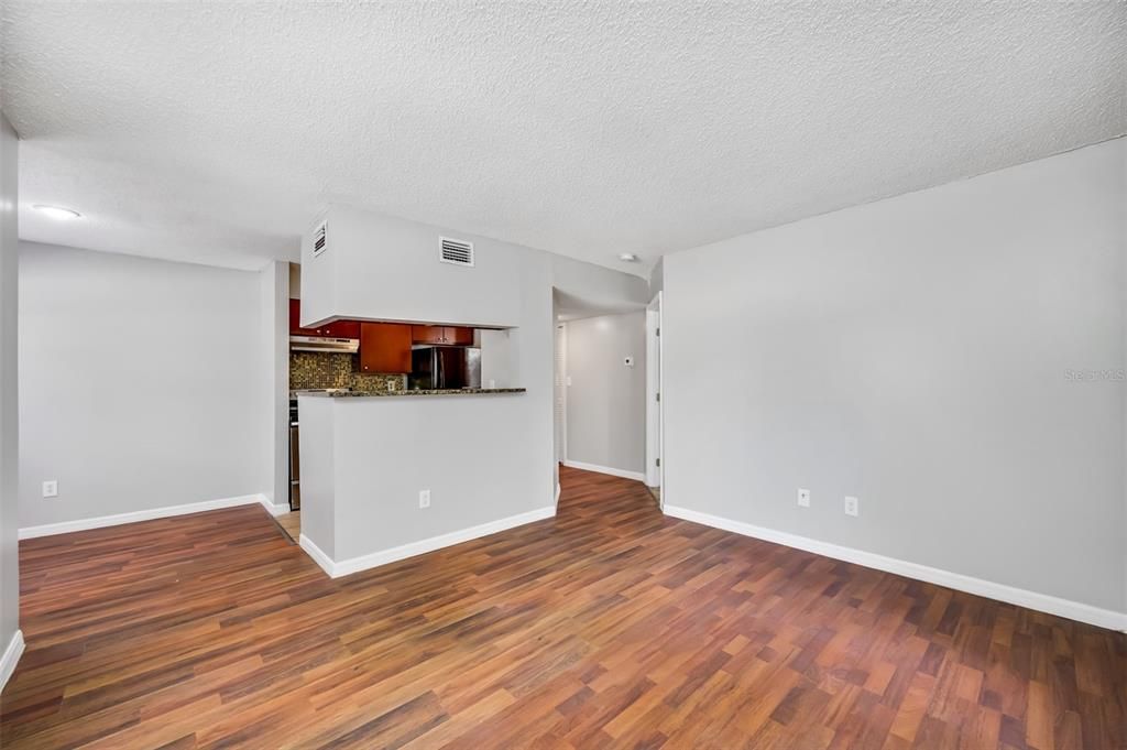 For Sale: $116,000 (1 beds, 1 baths, 581 Square Feet)