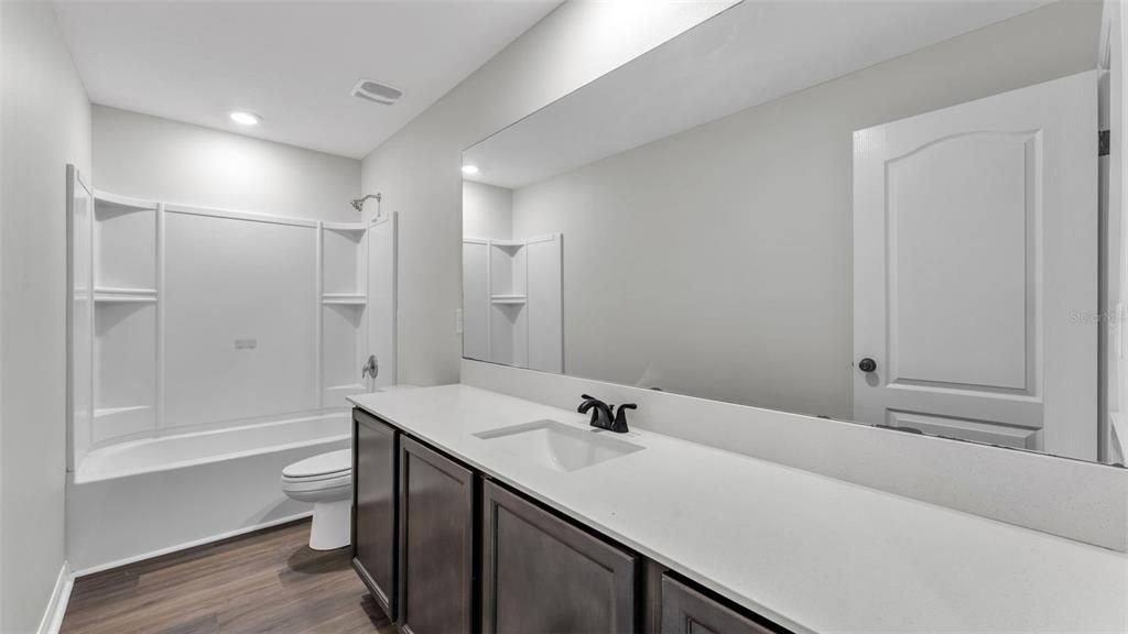 Activo con contrato: $299,900 (5 camas, 3 baños, 1975 Pies cuadrados)