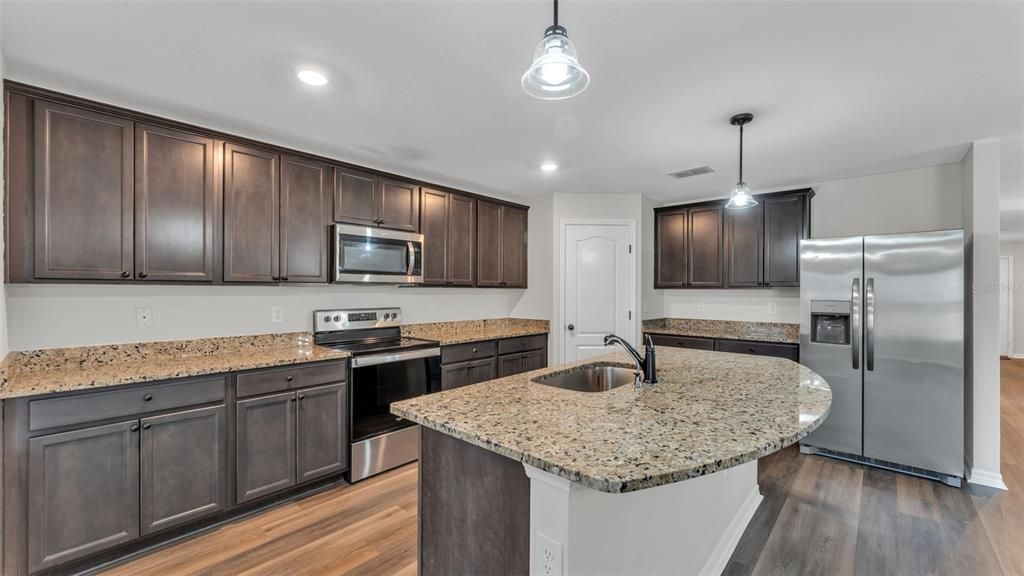 Activo con contrato: $299,900 (5 camas, 3 baños, 1975 Pies cuadrados)