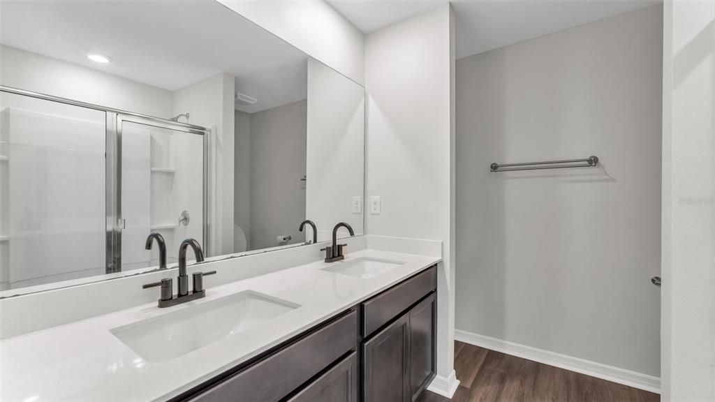 Activo con contrato: $299,900 (5 camas, 3 baños, 1975 Pies cuadrados)