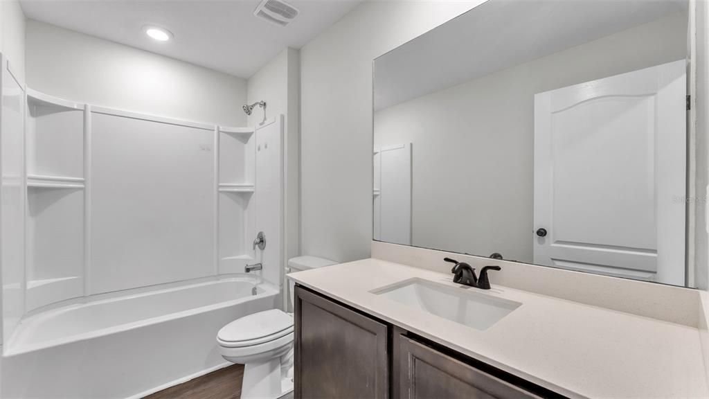 Activo con contrato: $299,900 (5 camas, 3 baños, 1975 Pies cuadrados)