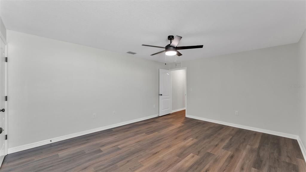 Activo con contrato: $299,900 (5 camas, 3 baños, 1975 Pies cuadrados)