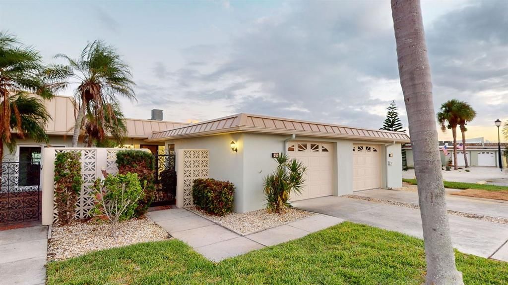 For Sale: $565,000 (2 beds, 2 baths, 1400 Square Feet)