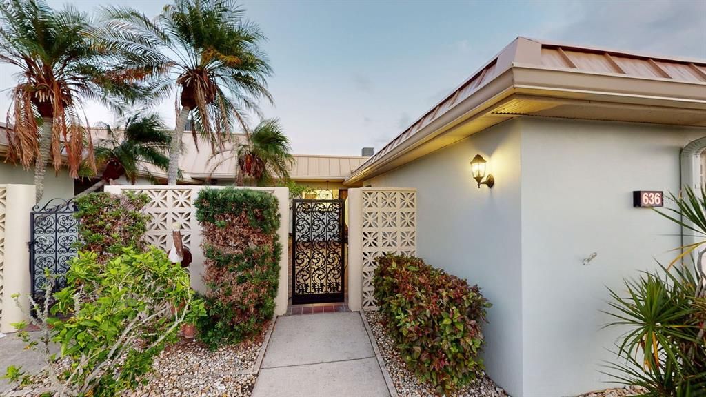 For Sale: $565,000 (2 beds, 2 baths, 1400 Square Feet)