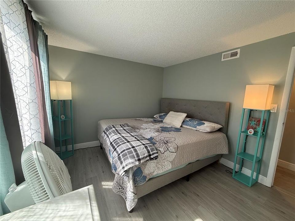 For Rent: $1,300 (2 beds, 2 baths, 960 Square Feet)