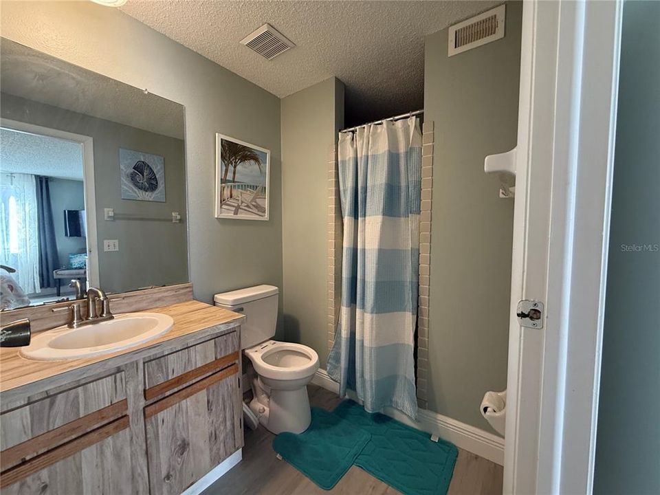 For Rent: $1,300 (2 beds, 2 baths, 960 Square Feet)