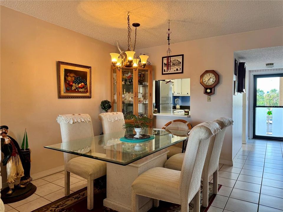 For Sale: $125,000 (2 beds, 1 baths, 912 Square Feet)