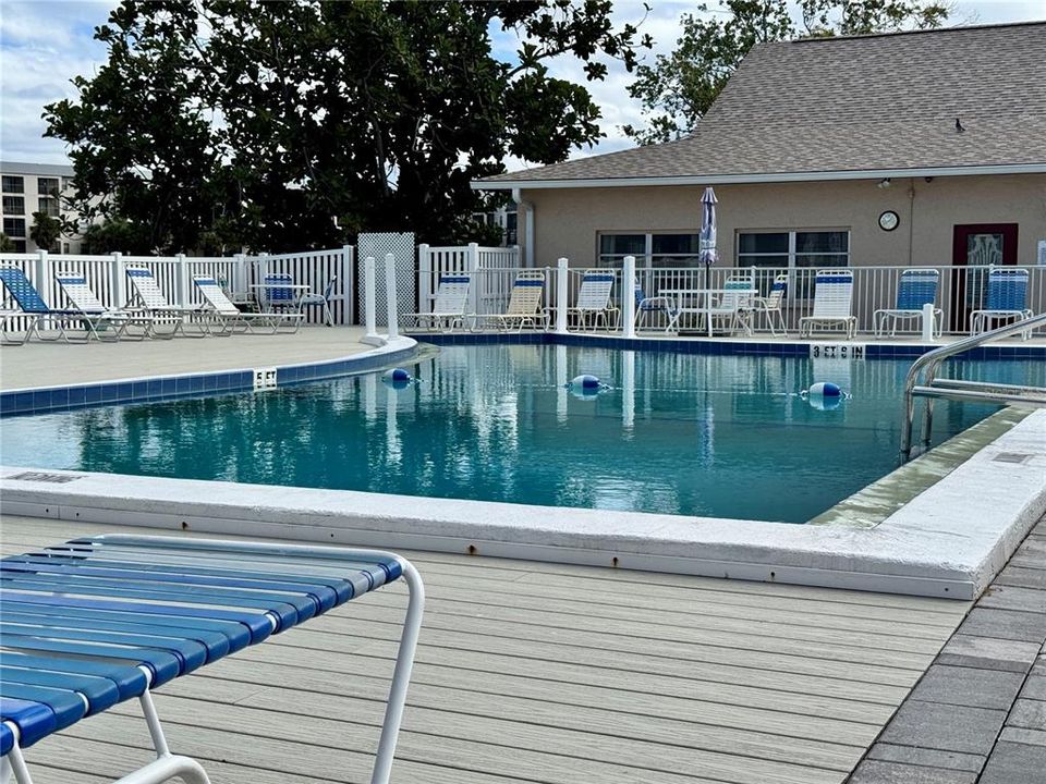 For Sale: $125,000 (2 beds, 1 baths, 912 Square Feet)