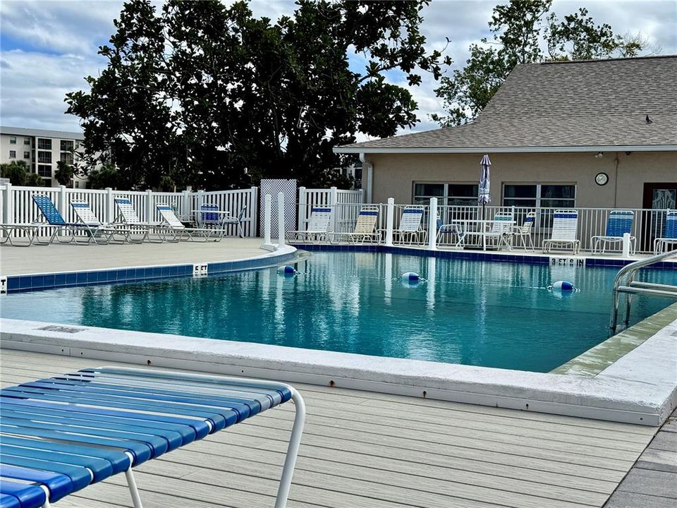 For Sale: $125,000 (2 beds, 1 baths, 912 Square Feet)