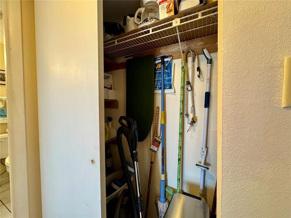 For Sale: $125,000 (2 beds, 1 baths, 912 Square Feet)