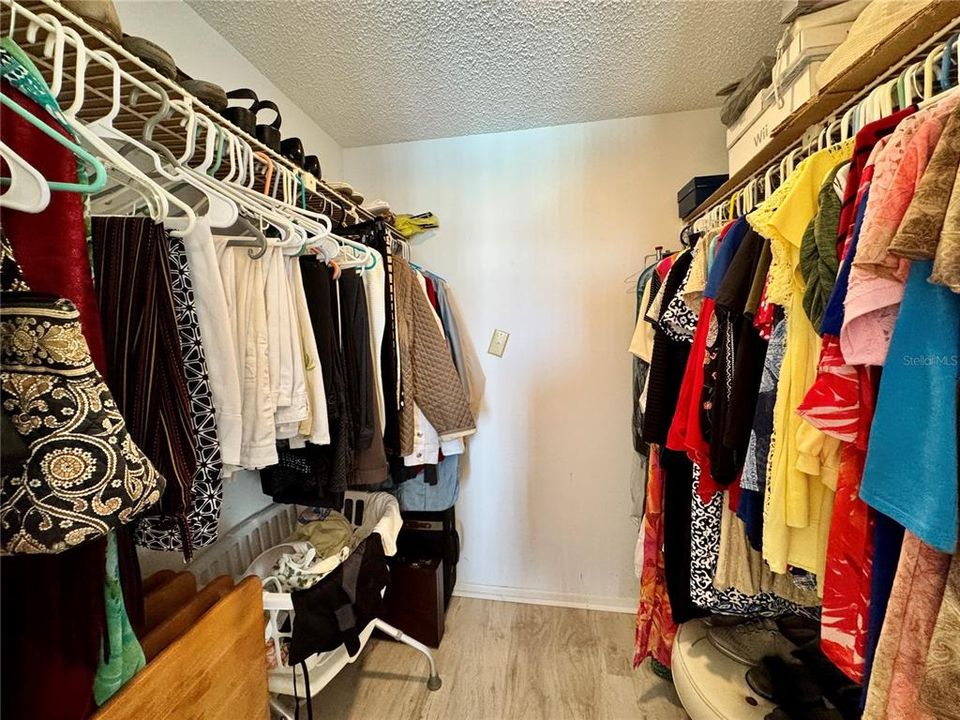 For Sale: $125,000 (2 beds, 1 baths, 912 Square Feet)