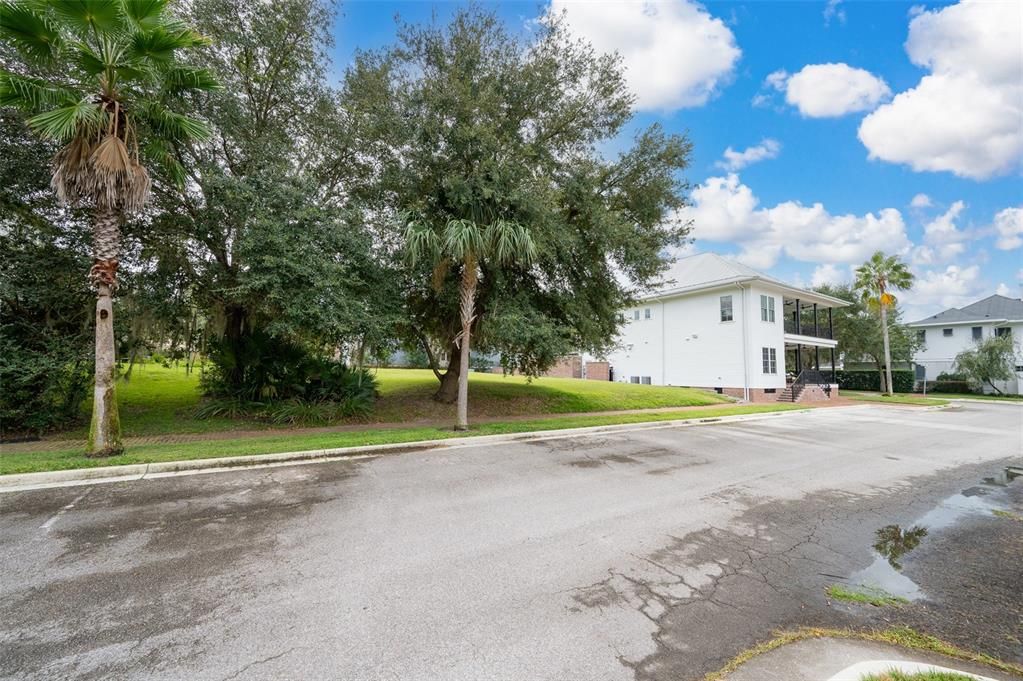 待售: $600,000 (0.18 acres)