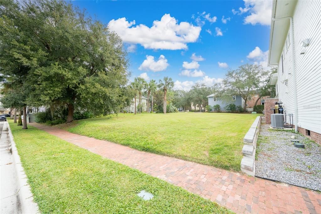 待售: $600,000 (0.18 acres)