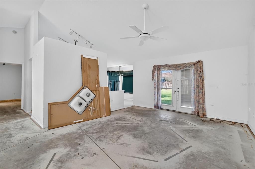 待售: $230,000 (3 贝兹, 2 浴室, 1615 平方英尺)