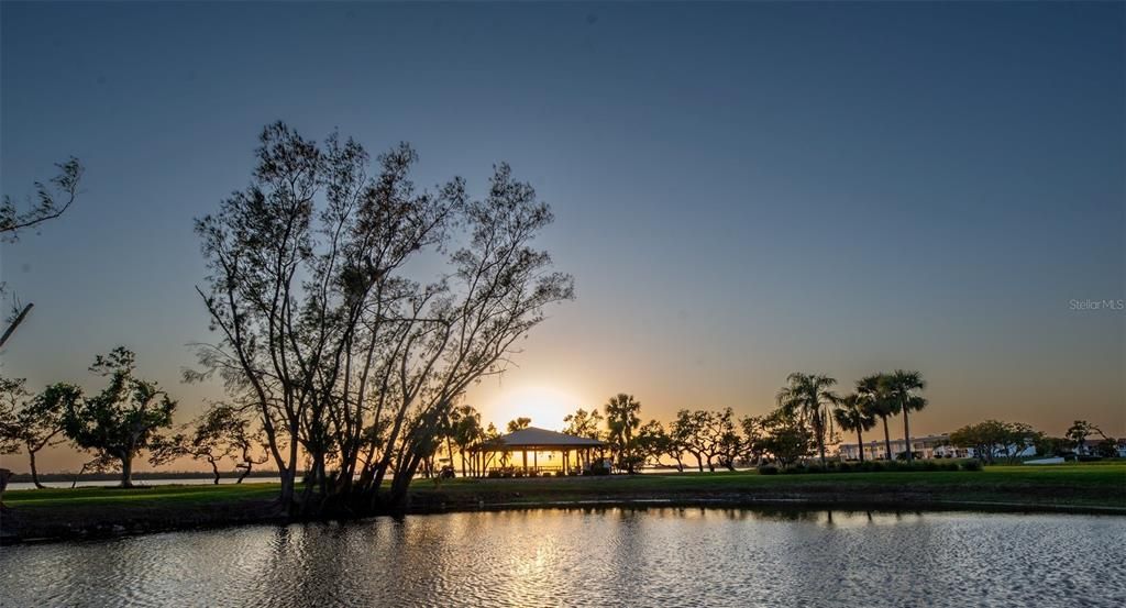 Под контрактом: $325,000 (2 спален, 2 ванн, 1321 Квадратных фут)