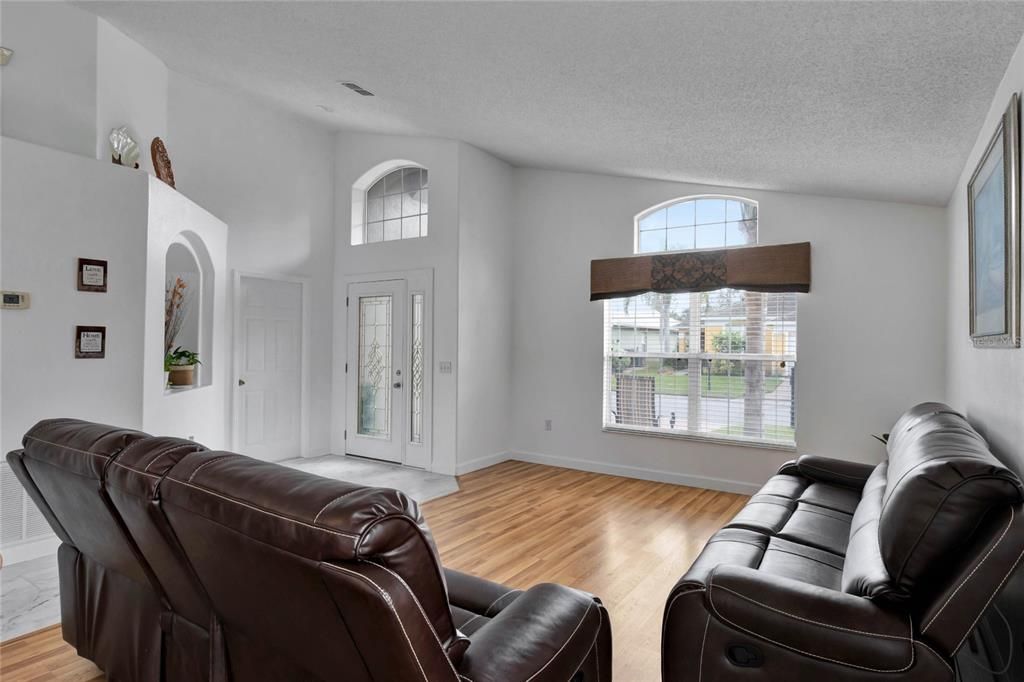 For Sale: $400,000 (4 beds, 3 baths, 1940 Square Feet)